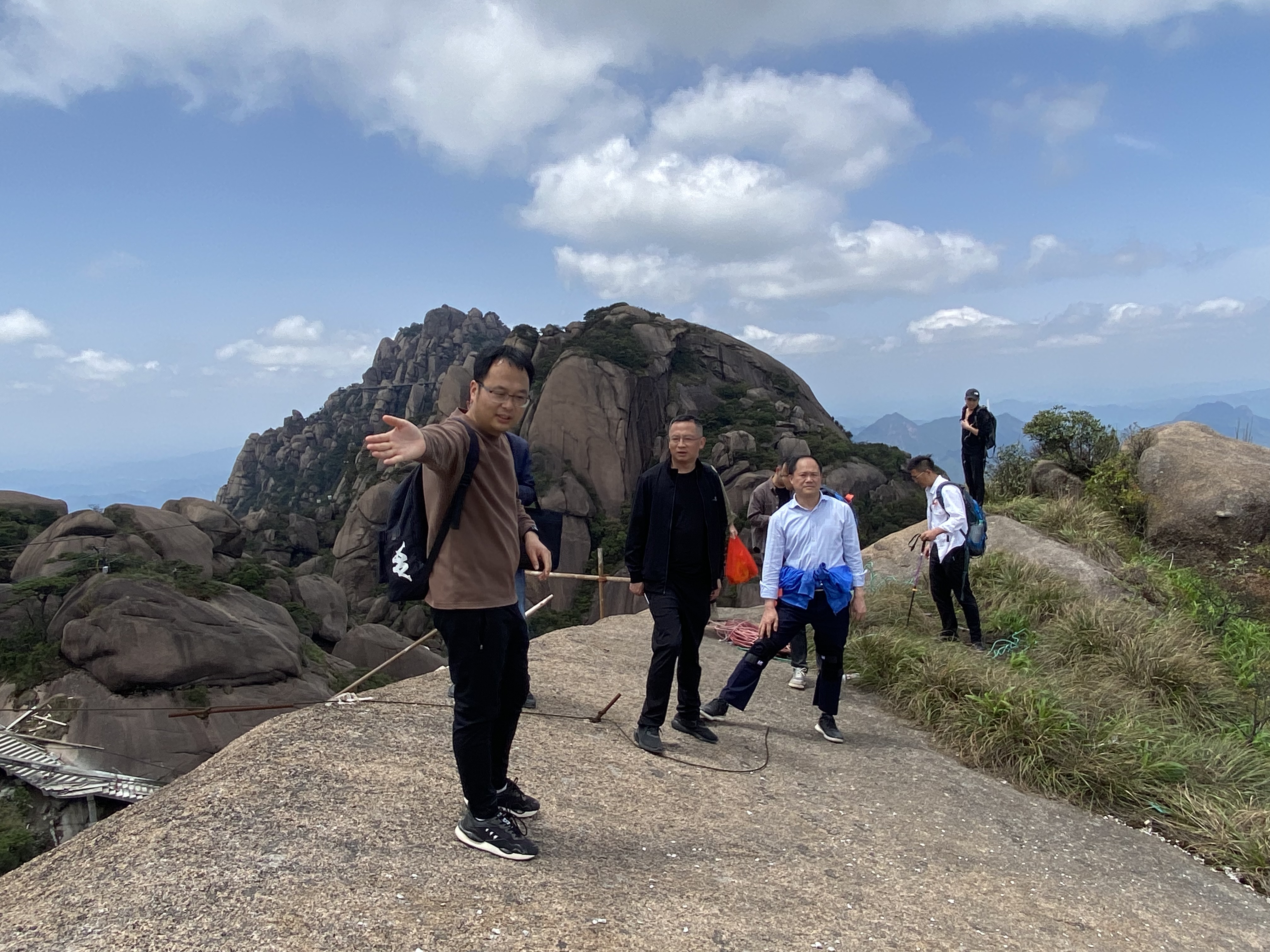 區(qū)委常委、統(tǒng)戰(zhàn)部部長(zhǎng)詹輝實(shí)地調(diào)研靈山景區(qū)棧道小循環(huán)項(xiàng)目建設(shè)工作
